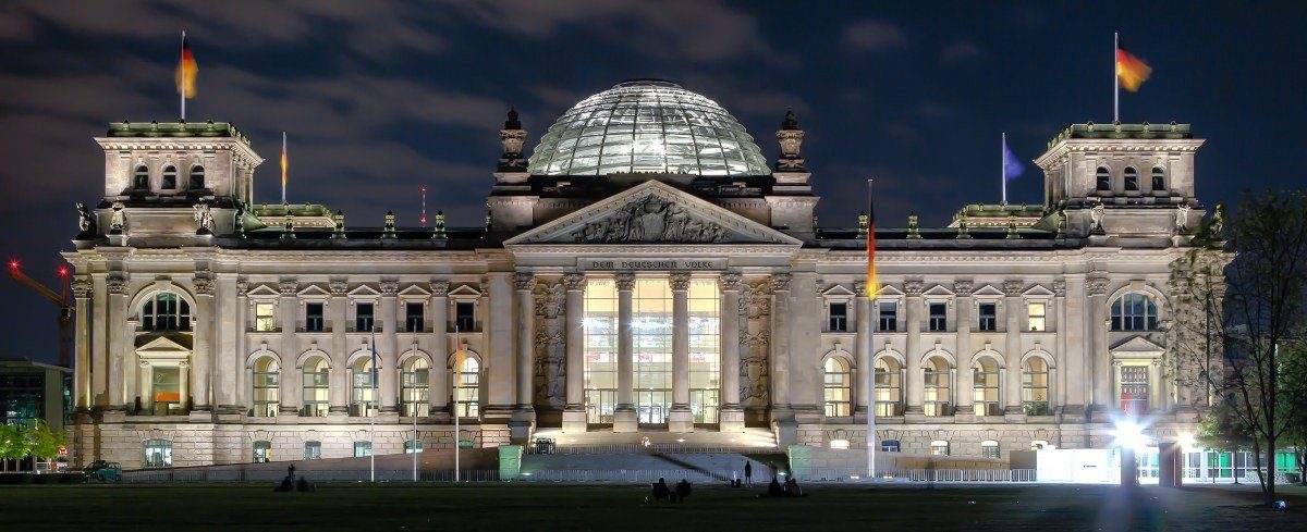 Bundestagswahlen und Bundestag – Der Bundestag tagt im Reichstagsgebäude in Berlin